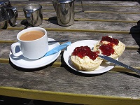 800px-Cornish_cream_tea_2