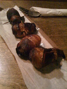 800px-Bacon_wrapped_almond-stuffed_dates