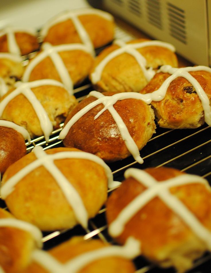 800px-Homemade_Hot_Cross_Buns