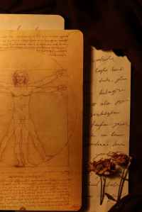L'immagine rappresenta alcuni scritti di Leonardo da Vinci. In particolare si vede il disegno dell'uomo vitruviano.